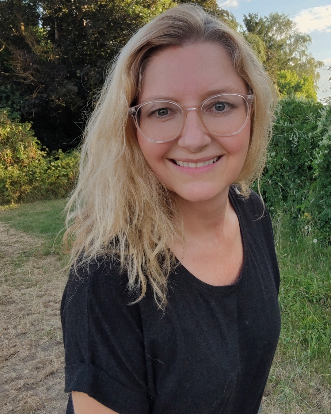Carolin, Porträt im Grünen