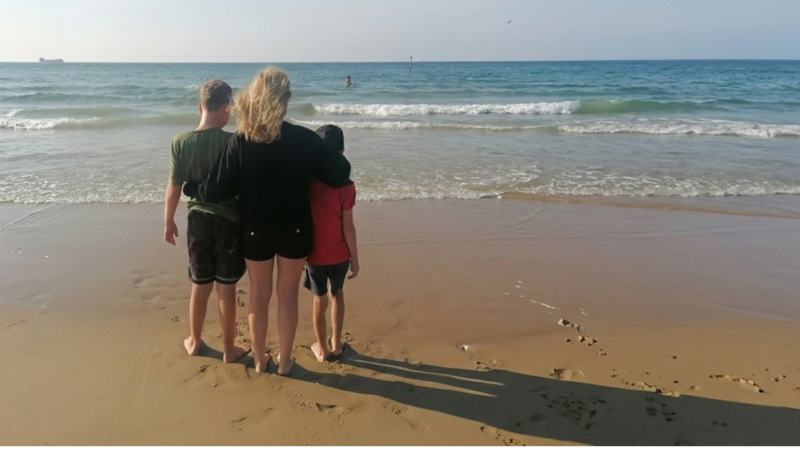 Carolin mit ihren zwei Söhnen am Meer